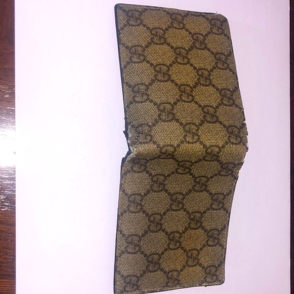 Men Gucci Wallet.